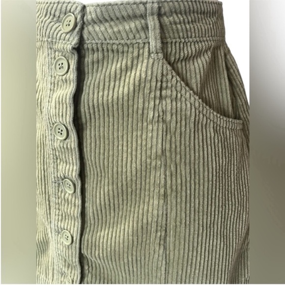 Forever 21 Woman’s 100% Cotton Sage Green Corduroy Mini Skirt w/Buttons-Large - Picture 6 of 11